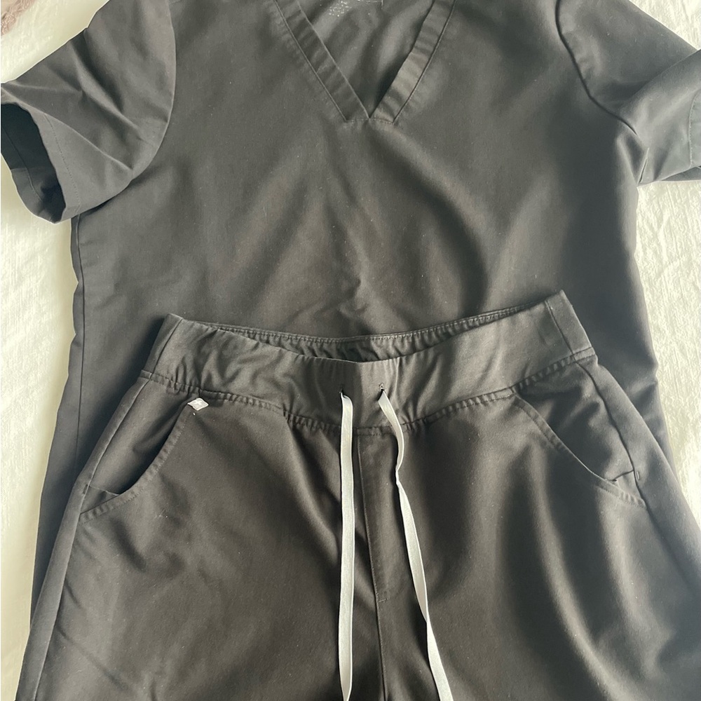 Casma Three-Pocket Scrub Top & Zamora Jogger Scrub Pants